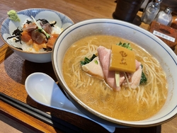 夜は居酒屋串の...