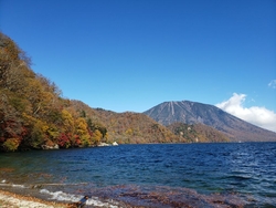 紅葉の中禅寺湖...