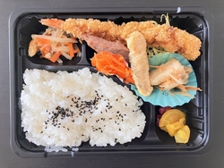 職場で魚秀さん...