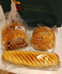 自分用のパンを...