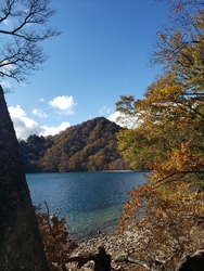 秋の中禅寺湖と...