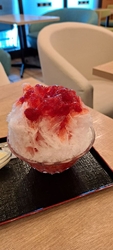 子供がかき氷を...