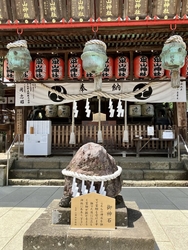 境内は、鶯の鳴...