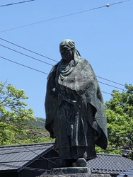 こちらの街道沿...