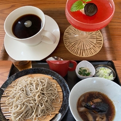 祝日の昼どきに...