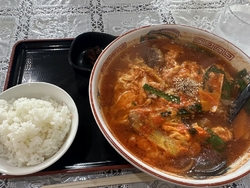 雨の中、母を連...