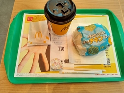 朝からマックの...