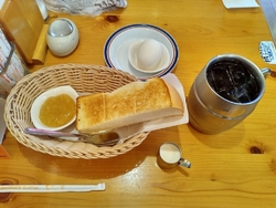 朝食を食べに寄...