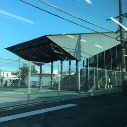 独創的な駅舎だ...