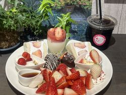 5月末まで毎日営業！3種類のいちごを使った、3種味くらべデザートプレートが大人気！