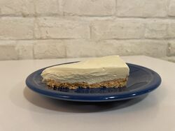 じっくり冷やし固めた贅沢なレアチーズケーキはいかが？