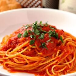 食事もカクテルも、楽しめる人気のお店！