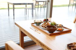 里山の風景を楽しみながらお食事できます