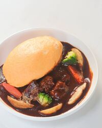 ビーフシチューオムライス