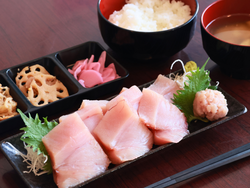 おすすめ②極厚！ビン長マグロの刺身定食