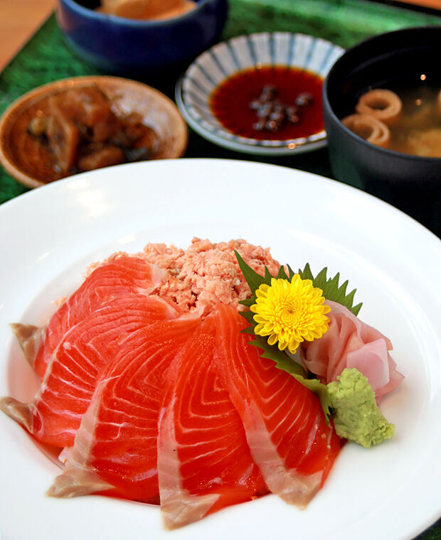 最高な口どけと濃厚な旨味 贅沢ヤシオマス丼 川魚 栃ナビ